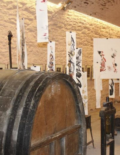 thierry moyne peinture avec du vin art et vin - peinture à base de terre et de vins du Jura